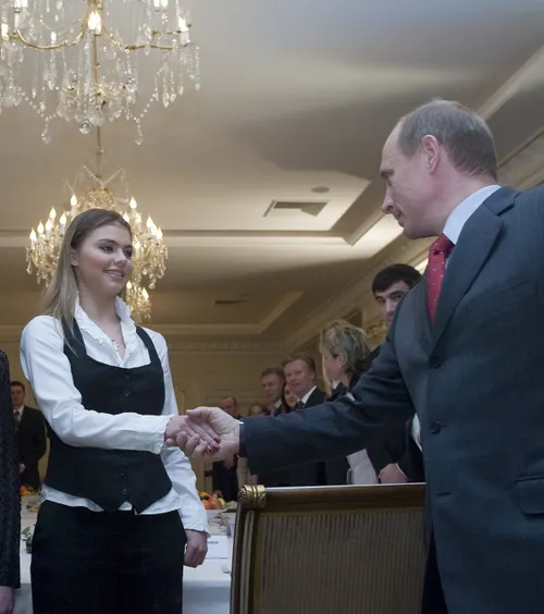 De ce s-ar fi supărat, de fapt, rușii  Motivul ascuns al furiei lor, după ce Emil Boc a interzis imnul și steagul Rusiei la Cluj.   Ar avea legătură cu amanta lui Putin