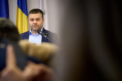 Bucureștean leșinat de căldură, într-o stație STB, către amicul său: Cică să demisioneze Ciucu de la PMB după povestea de la DNA, cu mita, așa zice un sondaj CURS