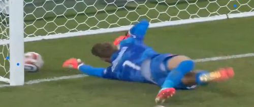 Verbruggen a blocat mingea lui Rahimi, apoi a lovit-o cu călcâiul și s-a dus în plasă. Gol Maroc, 1-1