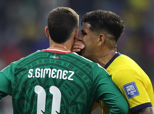 Piero Hincapie, eliminat în Mexic - Ecuador 2-0, după ce și-a acoperit gura Foto IMAGO  (1).jpeg