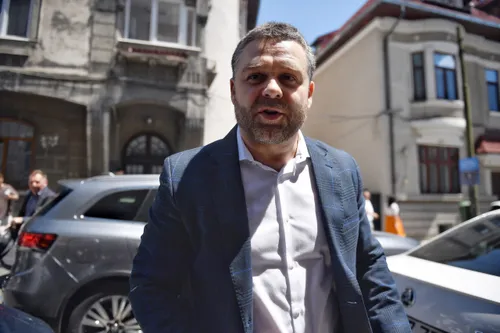 Dl. Ciucu ne-a anunțat că, fiind om, pleacă în concediu. Are nevoie, deoarece muncește de dimineață până seara (înseamnă că are și permis de plajă de la Tribunal)
