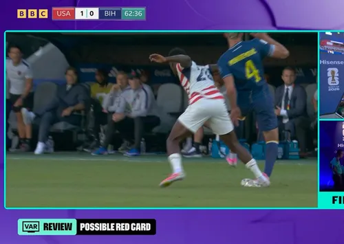 Momentul în care Balogun l-a atacat din spate direct pe gleznă pe Muharemovic, la SUA - Bosnia. Americanul a fost eliminat. Fotografii: capturi TV