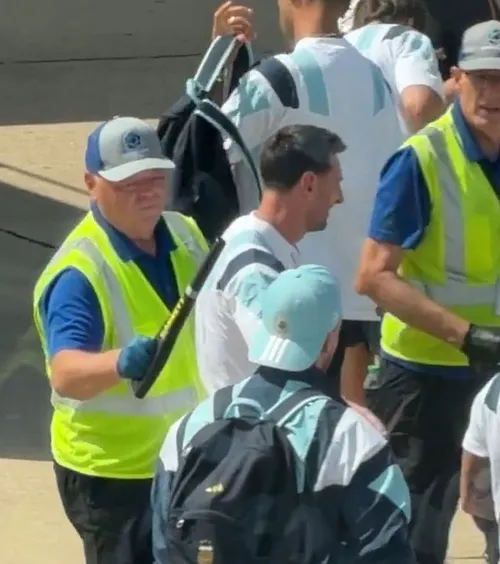 Nici Messi n-a scăpat de control pe aeroport!    FOTO-VIDEO.  Motivul caraghios pentru care căpitanul Argentinei   a râs în hohote