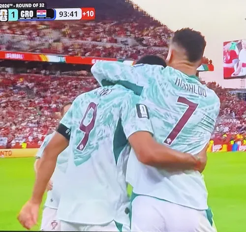 Ronaldo a uitat de supărarea schimbării și s-a bucurat la golul lui Goncalo Ramos, fugind de pe bancă și îmbrățișându-l pe marcator