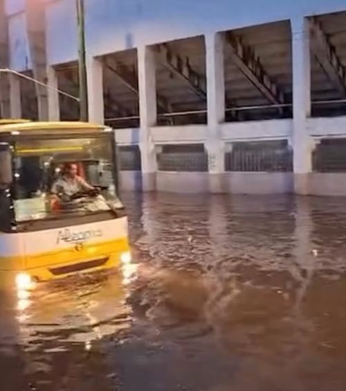 Brașovul, lovit de furtună  Imagini cu   zona stadionului Tineretului sub ape  » Cod portocaliu de furtuni