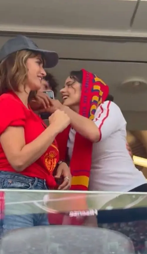 Spania - Austria, show și în tribune    FOTO:  Cele trei vedete internaționale care   i-au făcut pe regizorii transmisiunii TV să tot revină asupra lor.  Ce au făcut aceștia
