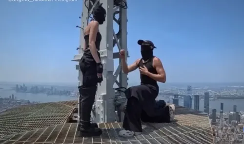 FOTO | „Dacă PMB aproba cererile de căsătorie pe Arcul de Triumf acum 20 de ani, eram primii!” Tinerii urcați pe Empire State Building ne-au luat-o înainte, plus valul de meme-uri ce a urmat