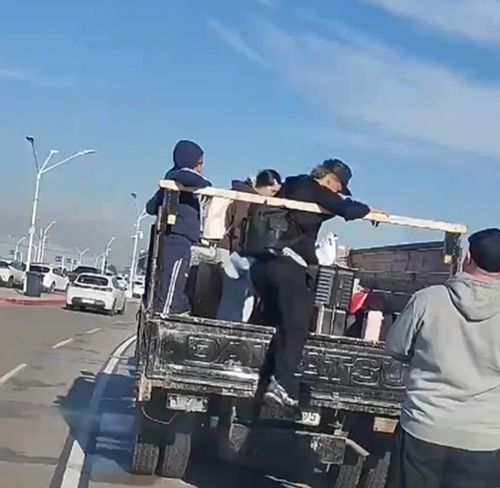 Maxi Araujo, surprins în bena unei camionete la sosirea în Uruguay. Foto: captură X/@ObservadorUY