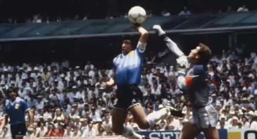 Celebrul gol marcat de Maradona în 1986 contra Angliei, intitulat „Mâna lui Dumnezeu”. Foto: captură X/@mandstu25