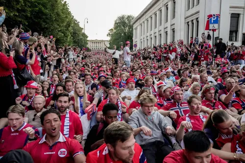 Suporterii norvegieni, în timpul deja celebrului „Viking Row”. Foto: Imago