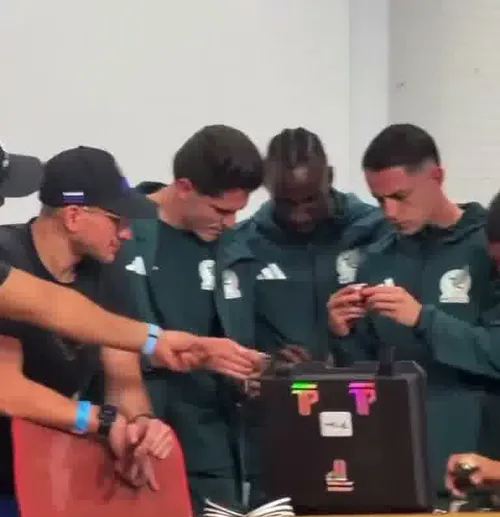 Jucătorii Mexicului, în timp ce priveau ceasurile primite. Foto: captură X / @joserra_espn