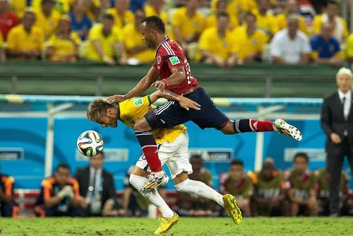 Lovit în spate de Zuniga, la 2-1 contra Columbiei, în „sferturile” CM 2014. Accidentare gravă, final de Mondial