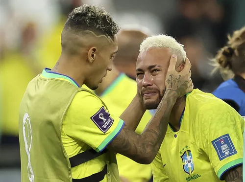 Așa a părăsit Neymar și CM 2022. În lacrimi, consolat tot de Raphinha. Foto: Imago