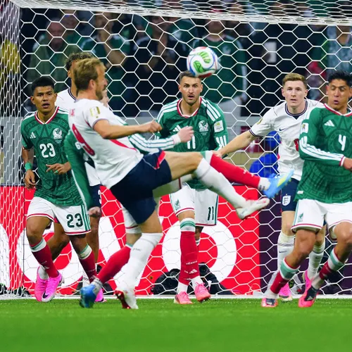 Kane a lovit adversarul peste picior în propriul careu. Penalty, Mexic!