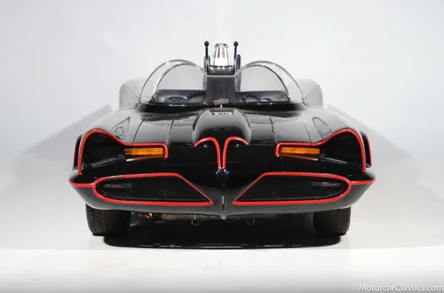 Bolid cumpărat cu un dolar, v&acirc;ndut cu milioane!  FOTO: Mașina abandonată de Ford și transformată &icirc;n Batmobile. 15 zile de muncă și un loc &icirc;n istoria televiziunii