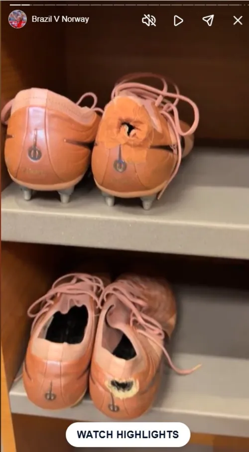 Ghetele fotbalistului norvegian Kristian Thorstvedt (captură video FIFA)