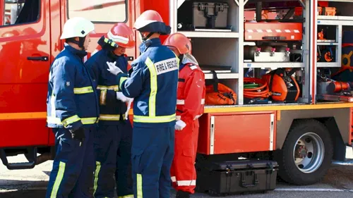 BREAKING | Incendiu la etajul 8 al unui bloc de pe Calea Moșilor, cu degajări mari de fum. Pompierii intervin pentru stingerea flăcărilor | UPDATE