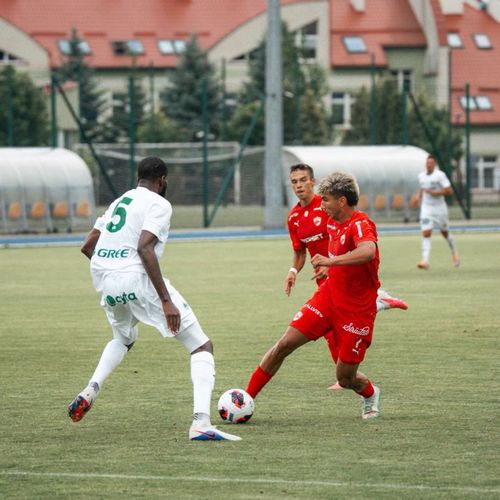 Când joacă Dinamo meciul de prezentare  „Câinii” se duelează cu   Farul , pe stadionul „Arcul de Triumf”