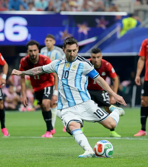 Prăbușit la 11 metri    Messi ratează din nou  un penalty la Mondiale! Record negativ incredibil în istoria turneelor finale