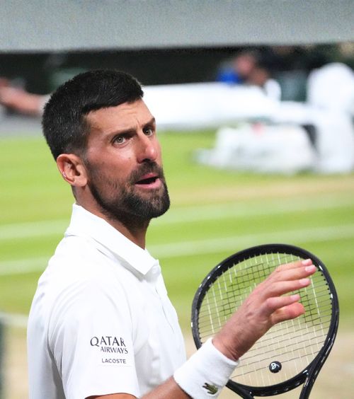 Djokovic, nervos la Wimbledon    FOTO.  Decizia care l-a înfuriat pe sârb: „Sunteți atât de mândri de   regulile voastre,  dar nu respectați niciuna”