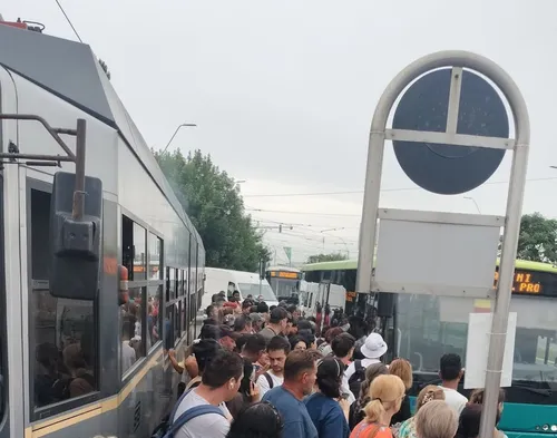 FOTO | Imaginea supra-aglomerației dintr-o stație STB, unde călătorii îngrămădiți așteaptă autobuzele. Scenariul se repetă zi de zi