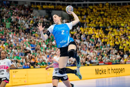 Mihaela Mihai, în meciul CSM București - Brest, din finala mică a Ligii Campionilor EHF. Foto: Sport Pictures