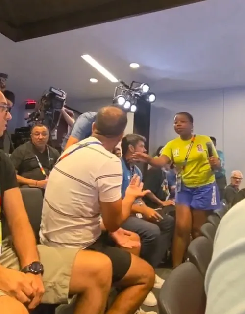 Brahim Diaz a fost întrerupt de doi jurnaliști care s-au lovit la conferință