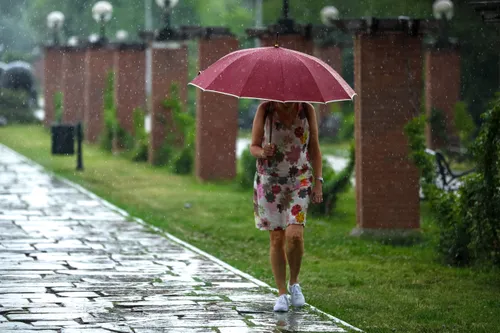 Avertizare de cod galben de ploi azi în București. ANM anunță instabilitate atmosferică, intensificări ale vântului și grindină