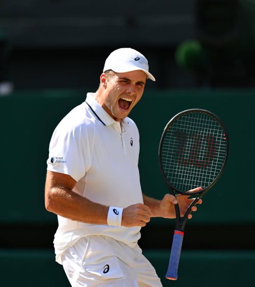 Surpriza de la Wimbledon  Crescut la doi pași de Terenul Central, fiul unui milionar a ajuns în   semifinale  de pe locul 114! A zdrobit numărul 10 ATP și va lupta cu Zverev pentru finală