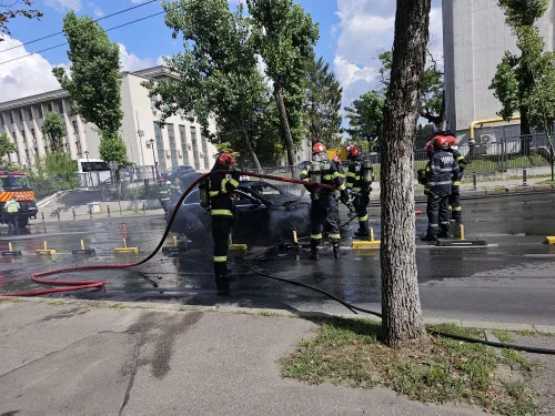 FOTO | Mașină în flăcări pe Șoseaua Panduri din București. Șoferița de la volan a fost salvată înainte să se extindă focul