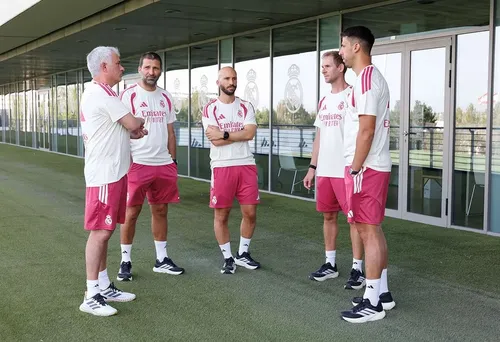 Jose Mourinho, primele imagini în tricoul lui Real Madrid de la revenire. FOTO realmadrid (1).jpg