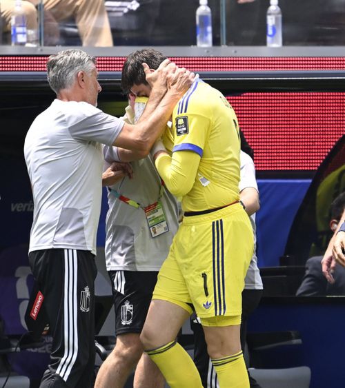 Ghinion pentru Courtois    FOTO.  Portarul Belgiei   s-a accidentat  și a părăsit terenul în lacrimi la meciul cu Spania » Înlocuitorul său a gafat decisiv