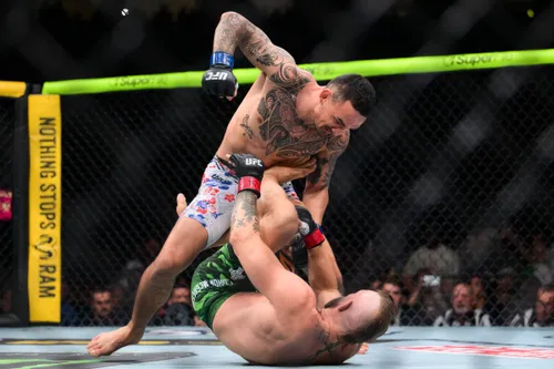 McGregor a rezistat un minut și 9 secunde    FOTO:    Accidentare teribilă  în meciul cu Max Holloway. Ce a încercat irlandezul să facă