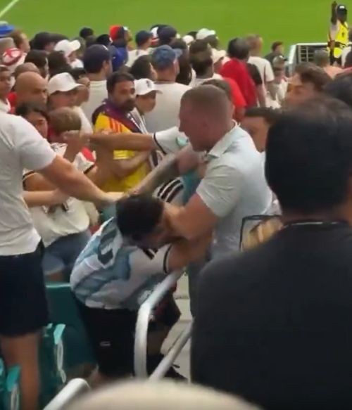 Un fan al Argentinei și unul al Angliei s-au luat la bătaie. Foto: captură X/@Barras_LATAM