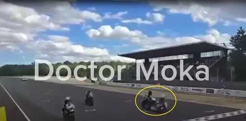 Steinmayr avea probleme cu motocicleta și a ridicat mâna pentru a le semnala, iar Rus a venit din spate și n-a mai putut evita impactul