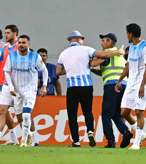 A intrat pe teren la gol!  Imaginile surprinse în Bănie după reușita lui Nsimba: forțele de ordine   au intervenit