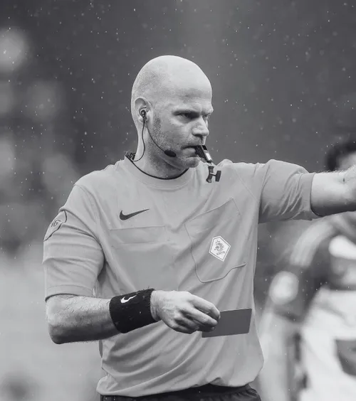 Moarte-șoc în fotbalul european  Un arbitru exclus de FIFA de la CM 2026 a decedat subit » În aprilie, fusese   acuzat de agresiune sexuală  asupra unui minor
