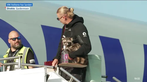 Haaland a coborât din avion cu un raton împăiat care ține o sticlă de băutură. Capturi X (1).jpg