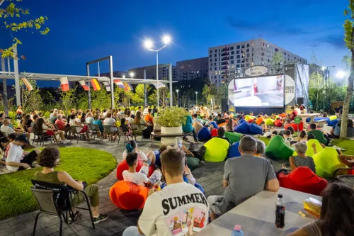 Începe Cinema sub Stele în parcurile din Sectorul 6 ⭐ Primul film va fi proiectat vineri, în Parcul Constantin Brâncuși. Intrarea este gratuită