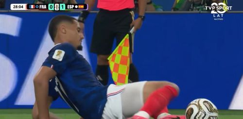 Accidentarea lui Saliba în meciul cu Spania. Foto: captură X/@bIuezoya