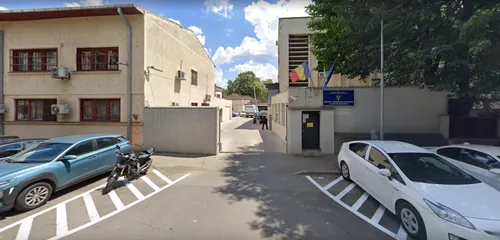 Un bărbat a intrat noaptea în Arestul Poliției Capitalei, pe sub poarta nepăzită de jandarmi, după fier vechi. Din toată curtea, el pare să fi fost singurul care își făcea treaba