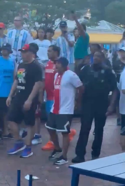 Fanii Argentinei s-au luat la bătaie între ei înaintea meciului cu Anglia FOTO captură ecran X .jpeg
