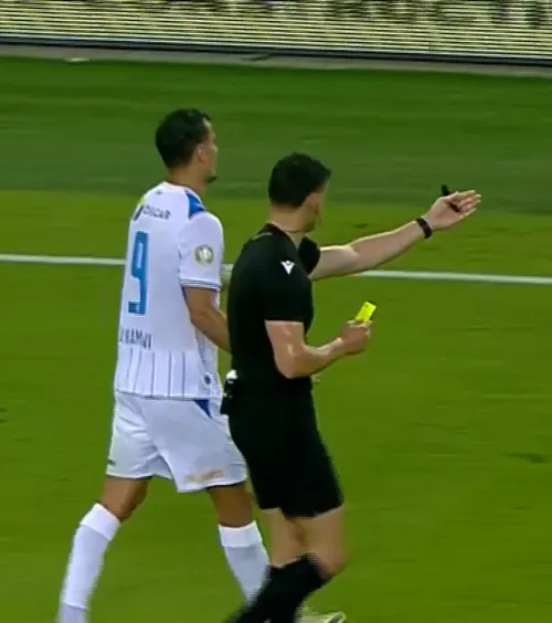 Gafa lui Al Hamlawi    FOTO:  Gestul fotbalistului de la Craiova i-a bulversat pe comentatori. A încălcat regulamentul, iar   „centralul” i-a dat galben