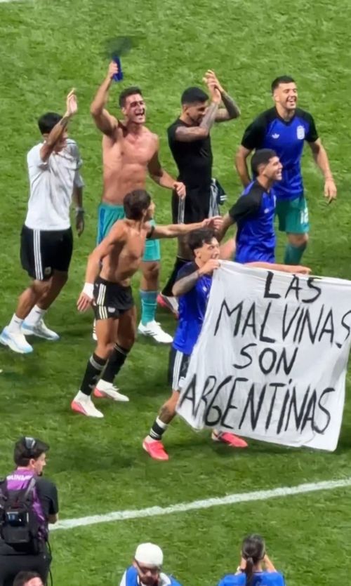Bannerul politic afișat de Argentina la finalul meciului cu Anglia. Foto: captură X/@alimo_philip
