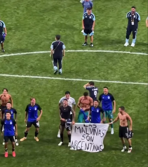 Nu s-au putut abține    FOTO.  Argentina riscă sancțiuni drastice din cauza unui banner despre războiul câștigat de Anglia.   Aproape 1000 de oameni au murit
