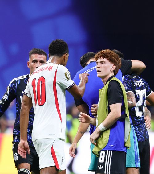 S-a aflat ce l-ar fi enervat pe Bellingham    FOTO.  Motivul pentru care englezul   a pălmuit   un jucător argentinian după fluierul de final