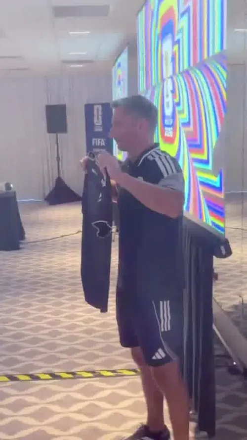 Momentul în care Slavko Vincic a aflat că va arbitra finala Campionatului Mondial din 2026. Foto: Captură „X”, @FIFAcom