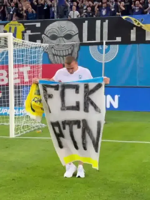 Oleksandr Romanchuk, banner cu mesajul „FCK PTN” după meciul U Craiova - ML Vitebsk 1-0 (Foto: Instagram @oleksandrromanchuk74)