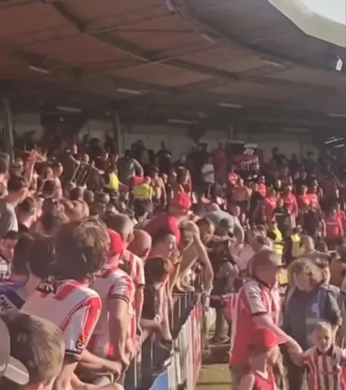 Scapă cine poate!    VIDEO.  Haos în preliminariile Europa League.   Femeile și copiii au coborât pe teren  din cauza incidentelor din tribune