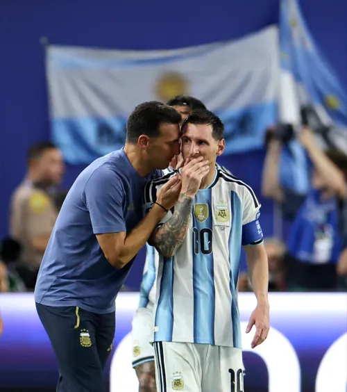 I-a fost profesor!  De la Fuente i-a predat lui   Scaloni: „Te provoca”.  Selecționerii Spaniei și Argentinei, duel în finala CM